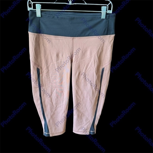 This Lululemon cropped legging is in a brand new condition - Picture 3 of 7